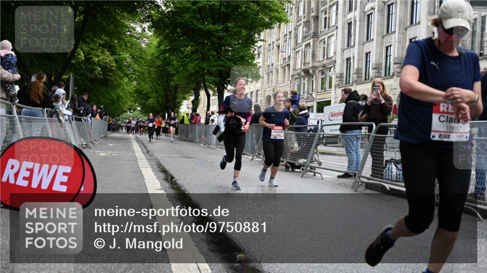 14.06.2026 - REWE Women's Run J. Mangold http://msf.ph/oto/9750881 14.06.2026 10:03:03 Ziel 10026, 10323, 10421, 10527, 10652, 11208, 11366 meine-sportfotos.de