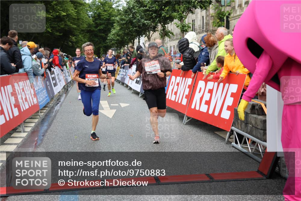 14.06.2026 - REWE Women's Run Strokosch-Dieckow http://msf.ph/oto/9750883 14.06.2026 09:50:47 Ziel 10192, 11105, 11146, 11207, 11245, 11396 meine-sportfotos.de