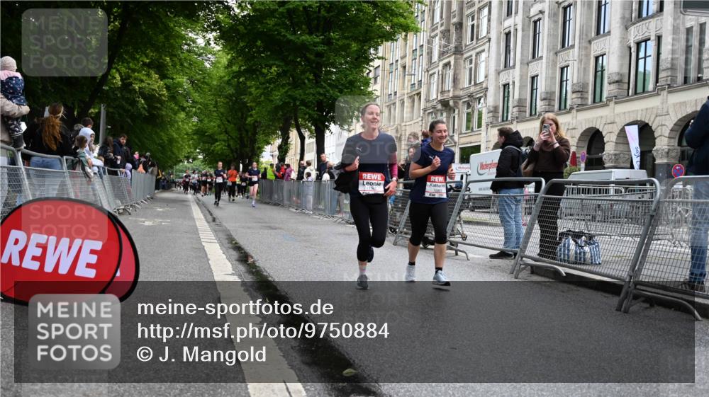 14.06.2026 - REWE Women's Run J. Mangold http://msf.ph/oto/9750884 14.06.2026 10:03:04 Ziel 10026, 10323, 10421, 10527, 10652, 11366 meine-sportfotos.de