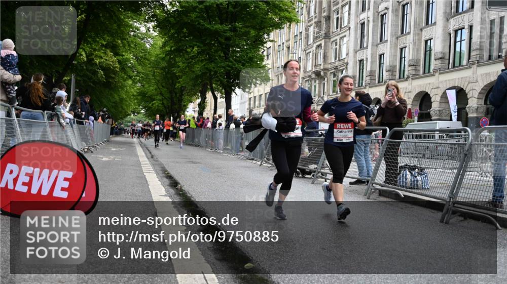 14.06.2026 - REWE Women's Run J. Mangold http://msf.ph/oto/9750885 14.06.2026 10:03:04 Ziel 10026, 10323, 10421, 10527, 10652, 11366 meine-sportfotos.de