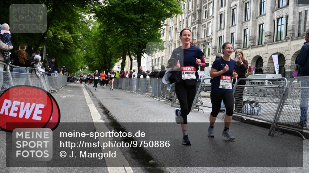 14.06.2026 - REWE Women's Run J. Mangold http://msf.ph/oto/9750886 14.06.2026 10:03:04 Ziel 10026, 10323, 10421, 10527, 10652, 11366 meine-sportfotos.de