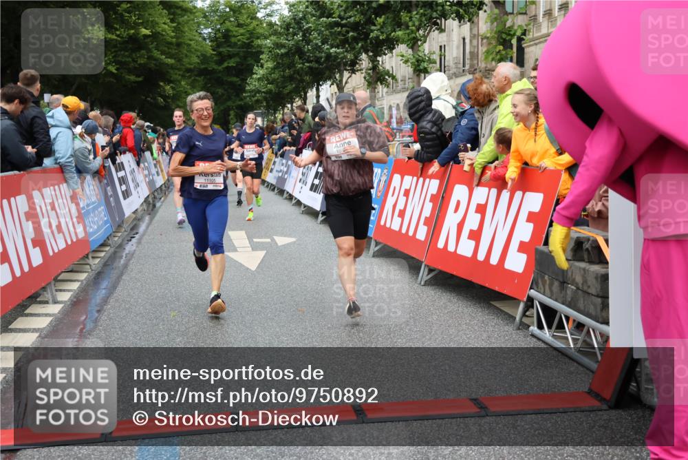 14.06.2026 - REWE Women's Run Strokosch-Dieckow http://msf.ph/oto/9750892 14.06.2026 09:50:47 Ziel 10192, 11105, 11146, 11207, 11245, 11396 meine-sportfotos.de