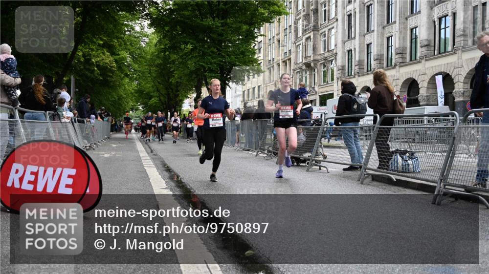 14.06.2026 - REWE Women's Run J. Mangold http://msf.ph/oto/9750897 14.06.2026 10:03:10 Ziel 10032, 10549, 10647 meine-sportfotos.de