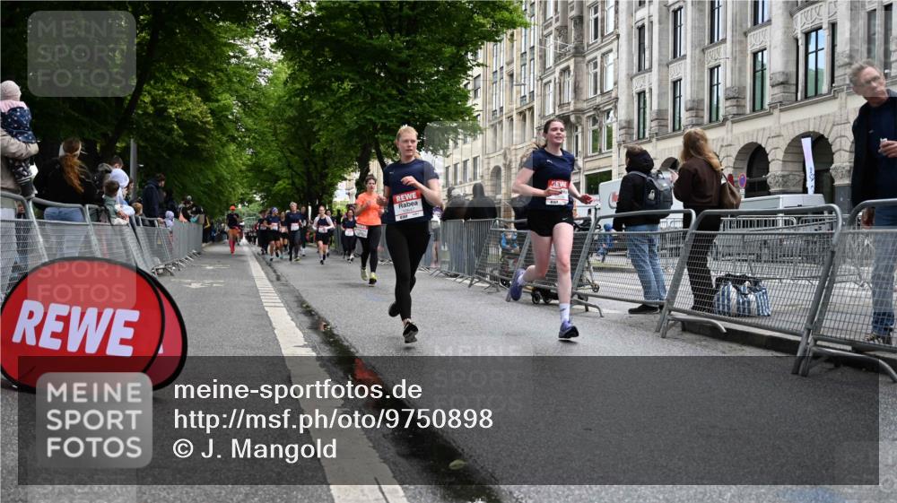 14.06.2026 - REWE Women's Run J. Mangold http://msf.ph/oto/9750898 14.06.2026 10:03:10 Ziel 10032, 10549, 10647 meine-sportfotos.de