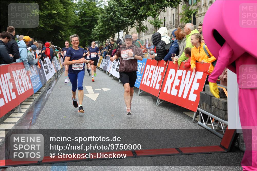 14.06.2026 - REWE Women's Run Strokosch-Dieckow http://msf.ph/oto/9750900 14.06.2026 09:50:47 Ziel 10192, 11105, 11146, 11207, 11245, 11396 meine-sportfotos.de