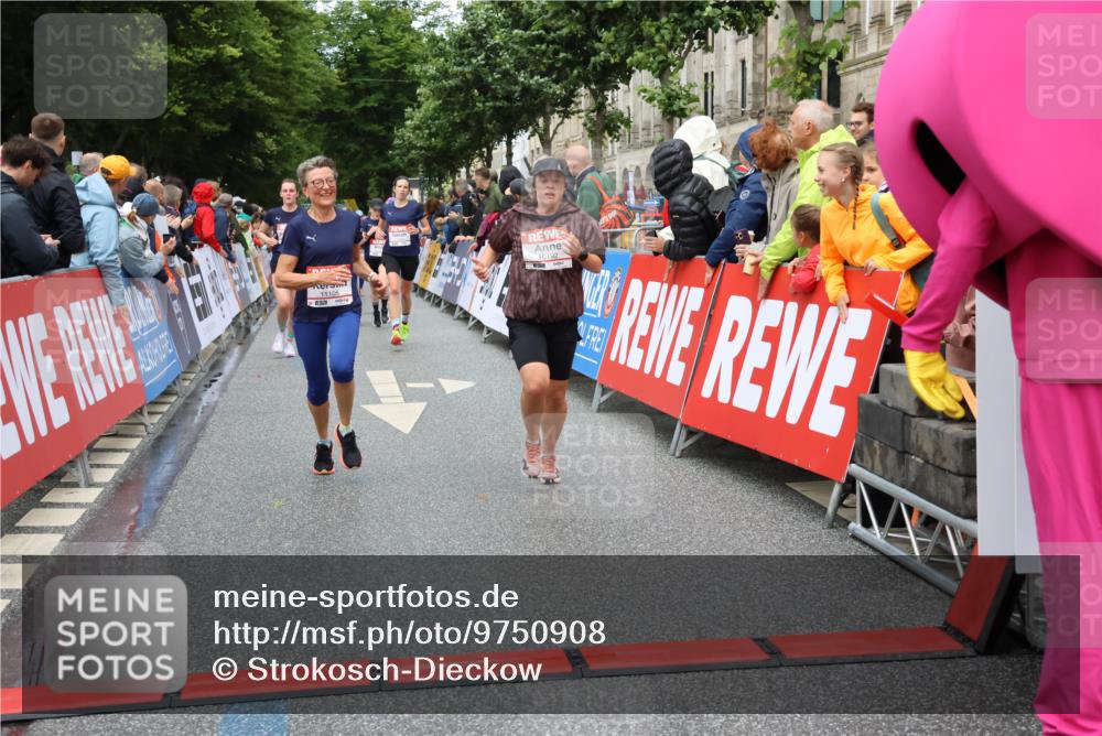 14.06.2026 - REWE Women's Run Strokosch-Dieckow http://msf.ph/oto/9750908 14.06.2026 09:50:47 Ziel 10192, 11105, 11146, 11207, 11245, 11396 meine-sportfotos.de