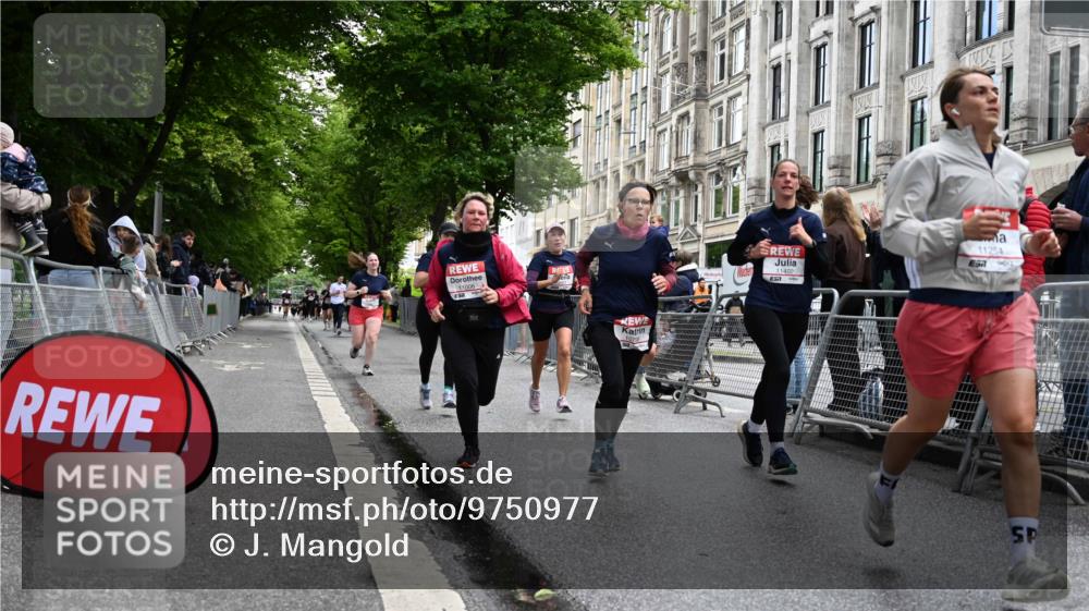 14.06.2026 - REWE Women's Run J. Mangold http://msf.ph/oto/9750977 14.06.2026 10:03:28 Ziel 10017, 10441, 10551, 10683, 10724, 10798, 10898, 10931, 11006, 11115, 11254, 11310, 11377, 11402, 11442 meine-sportfotos.de