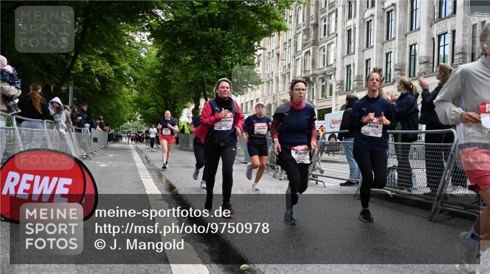 14.06.2026 - REWE Women's Run J. Mangold http://msf.ph/oto/9750978 14.06.2026 10:03:28 Ziel 10017, 10441, 10551, 10683, 10724, 10798, 10898, 10931, 11006, 11115, 11254, 11310, 11377, 11402, 11442 meine-sportfotos.de