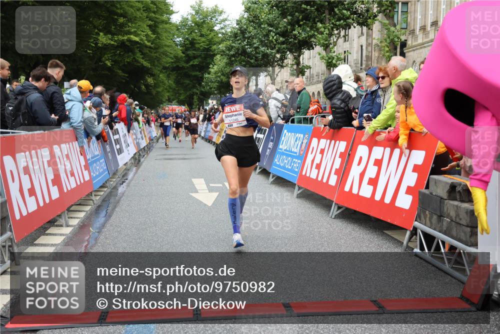 14.06.2026 - REWE Women's Run Strokosch-Dieckow http://msf.ph/oto/9750982 14.06.2026 09:50:41 Ziel 10869, 11245 meine-sportfotos.de
