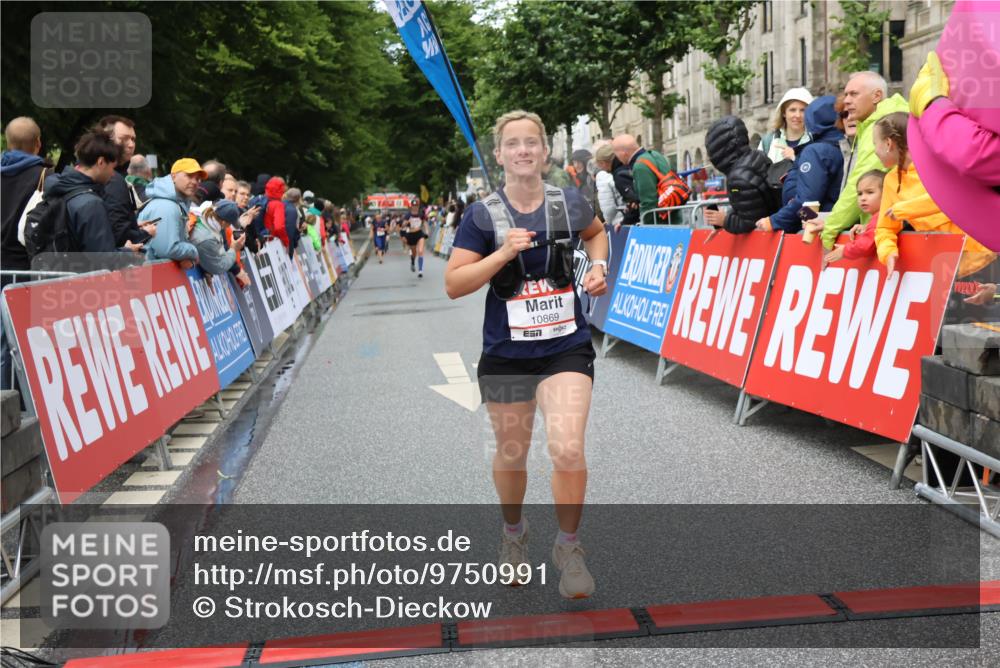 14.06.2026 - REWE Women's Run Strokosch-Dieckow http://msf.ph/oto/9750991 14.06.2026 09:50:34 Ziel 10396, 10869, 10958, 11009 meine-sportfotos.de