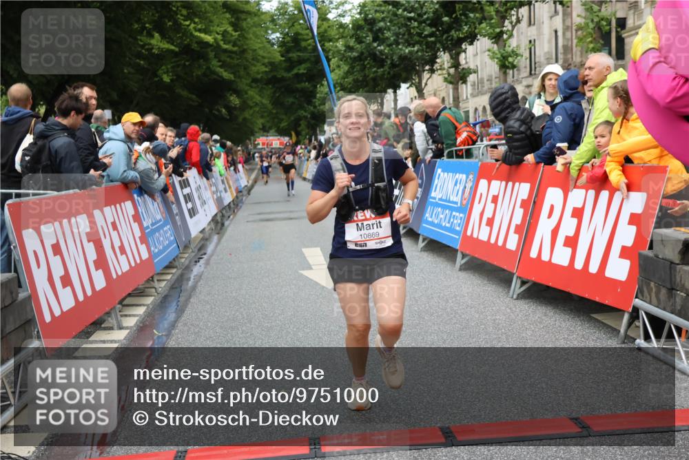 14.06.2026 - REWE Women's Run Strokosch-Dieckow http://msf.ph/oto/9751000 14.06.2026 09:50:34 Ziel 10396, 10869, 10958, 11009 meine-sportfotos.de