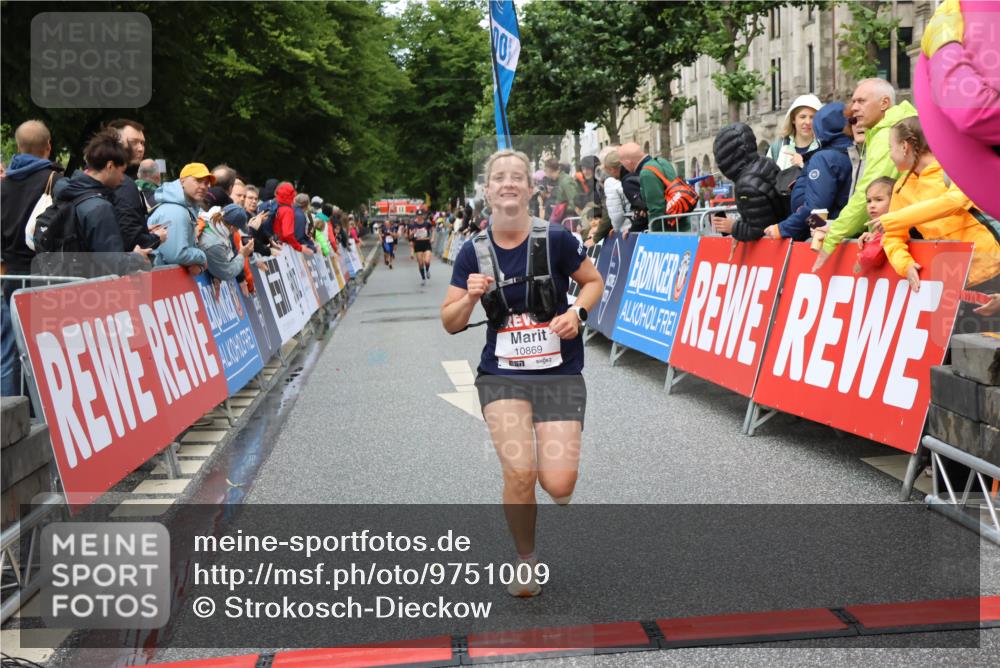 14.06.2026 - REWE Women's Run Strokosch-Dieckow http://msf.ph/oto/9751009 14.06.2026 09:50:34 Ziel 10396, 10869, 10958, 11009 meine-sportfotos.de