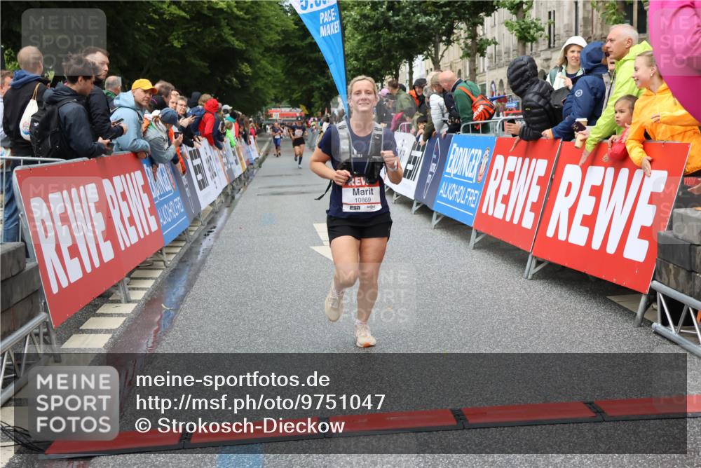 14.06.2026 - REWE Women's Run Strokosch-Dieckow http://msf.ph/oto/9751047 14.06.2026 09:50:34 Ziel 10396, 10869, 10958, 11009 meine-sportfotos.de