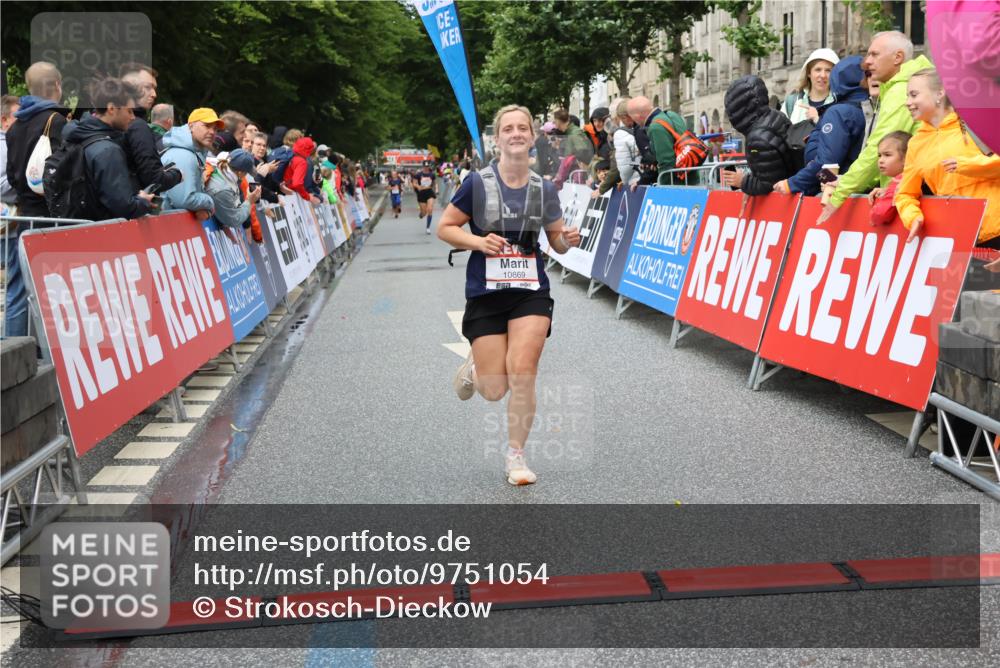 14.06.2026 - REWE Women's Run Strokosch-Dieckow http://msf.ph/oto/9751054 14.06.2026 09:50:34 Ziel 10396, 10869, 10958, 11009 meine-sportfotos.de