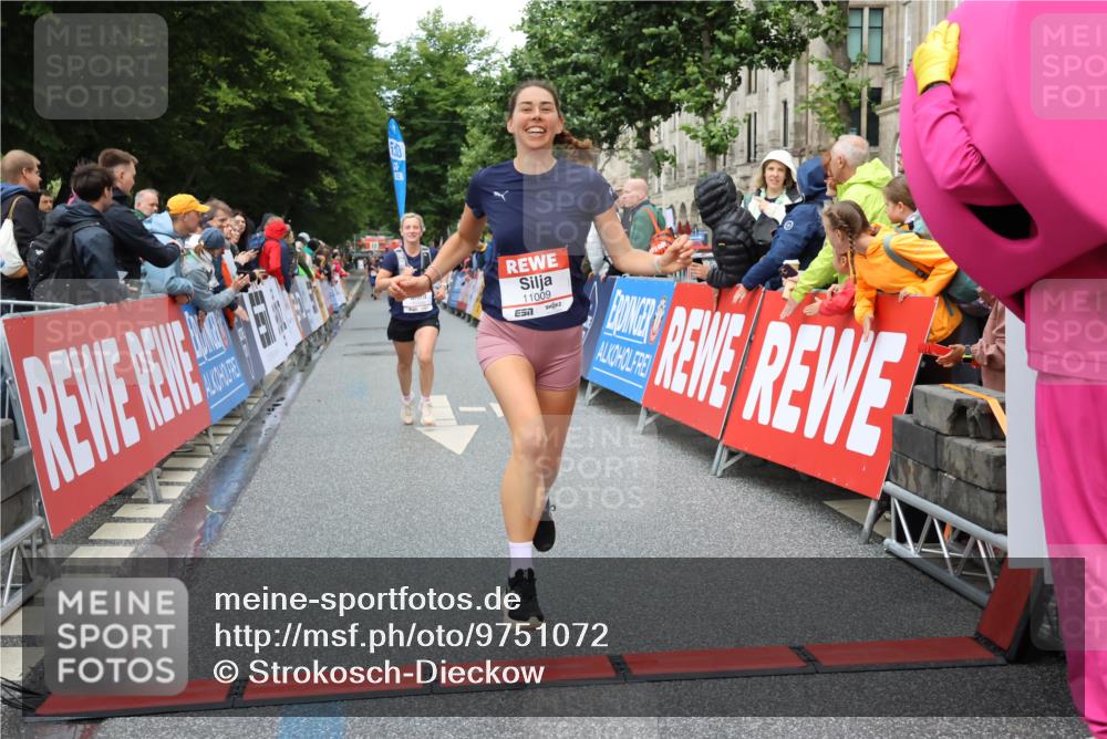 14.06.2026 - REWE Women's Run Strokosch-Dieckow http://msf.ph/oto/9751072 14.06.2026 09:50:32 Ziel 10021, 10396, 10869, 10958, 11009 meine-sportfotos.de