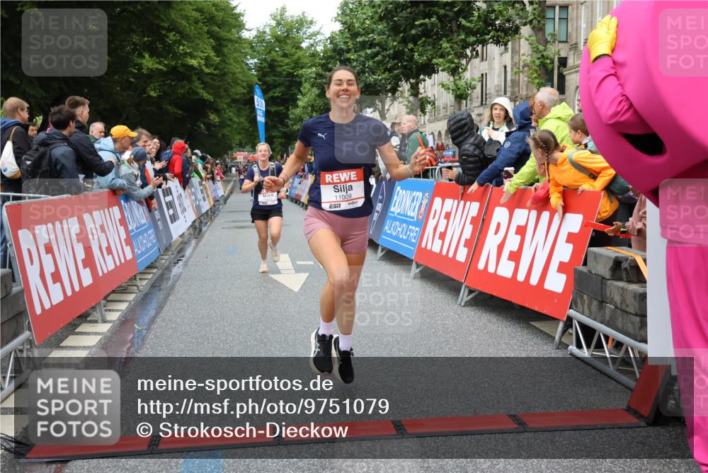 14.06.2026 - REWE Women's Run Strokosch-Dieckow http://msf.ph/oto/9751079 14.06.2026 09:50:32 Ziel 10021, 10396, 10869, 10958, 11009 meine-sportfotos.de