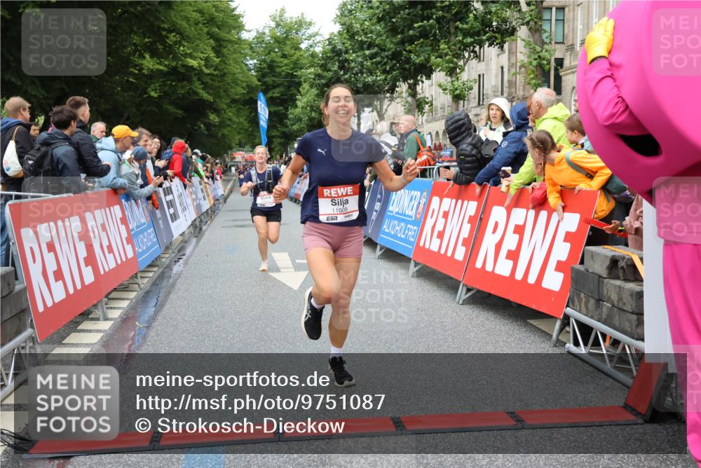 14.06.2026 - REWE Women's Run Strokosch-Dieckow http://msf.ph/oto/9751087 14.06.2026 09:50:32 Ziel 10021, 10396, 10869, 10958, 11009 meine-sportfotos.de