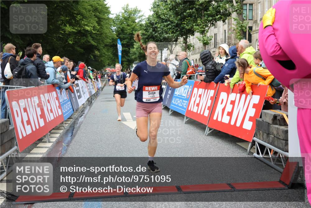 14.06.2026 - REWE Women's Run Strokosch-Dieckow http://msf.ph/oto/9751095 14.06.2026 09:50:32 Ziel 10021, 10396, 10869, 10958, 11009 meine-sportfotos.de