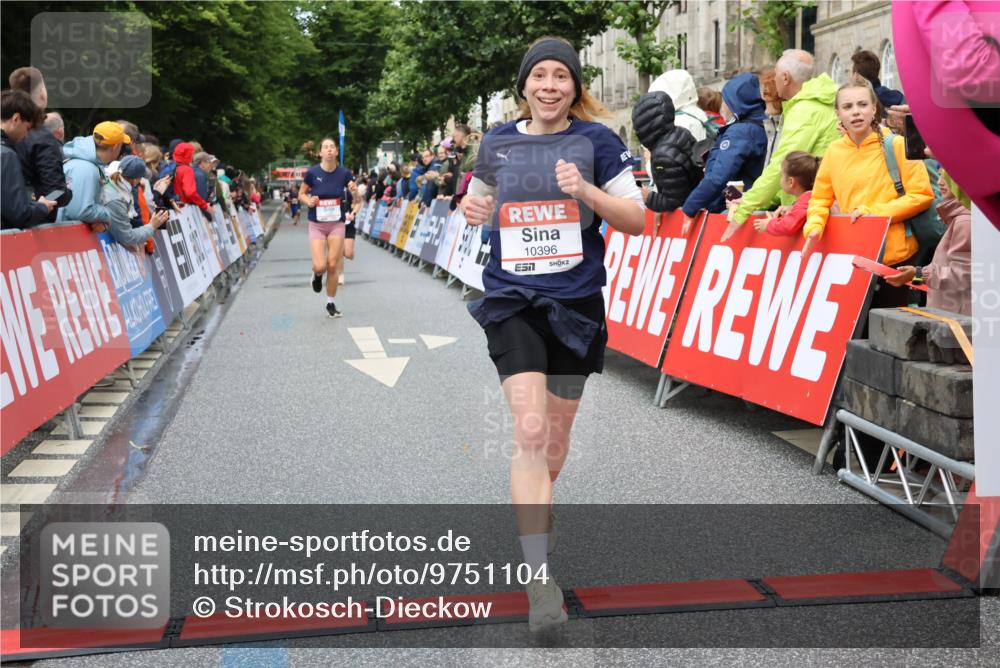 14.06.2026 - REWE Women's Run Strokosch-Dieckow http://msf.ph/oto/9751104 14.06.2026 09:50:29 Ziel 10021, 10396, 10958, 11009 meine-sportfotos.de
