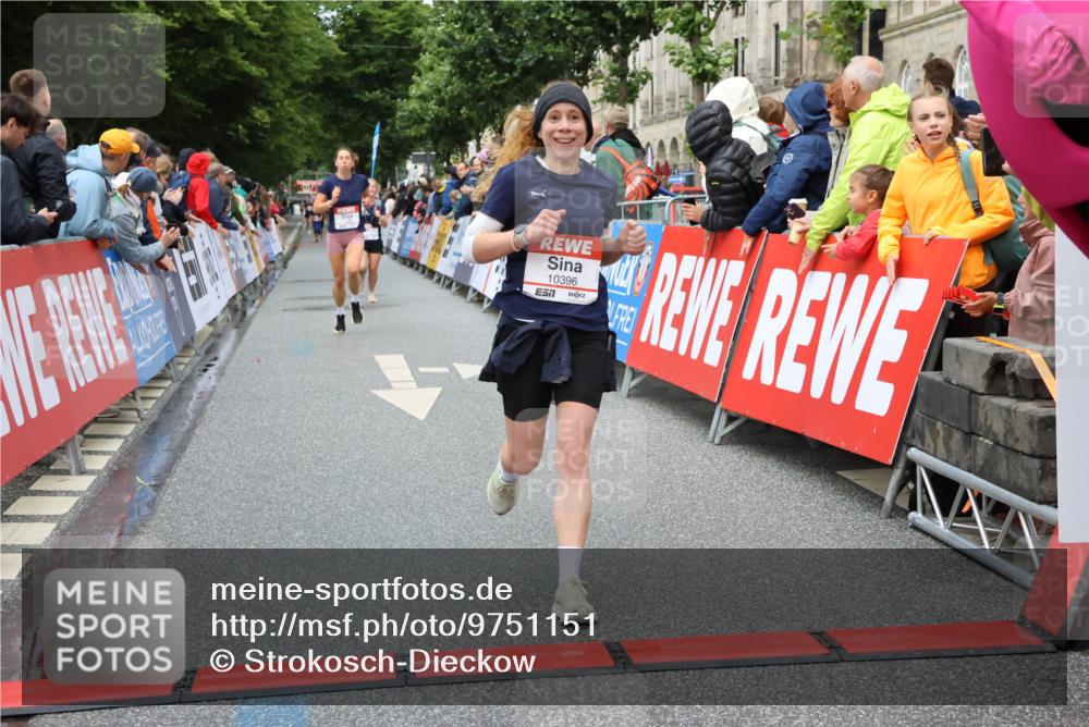 14.06.2026 - REWE Women's Run Strokosch-Dieckow http://msf.ph/oto/9751151 14.06.2026 09:50:29 Ziel 10021, 10396, 10958, 11009 meine-sportfotos.de