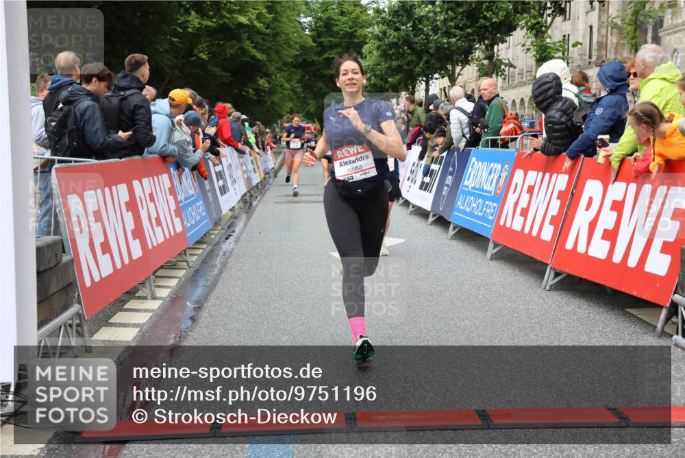 14.06.2026 - REWE Women's Run Strokosch-Dieckow http://msf.ph/oto/9751196 14.06.2026 09:50:27 Ziel 10021, 10346, 10396, 10958 meine-sportfotos.de