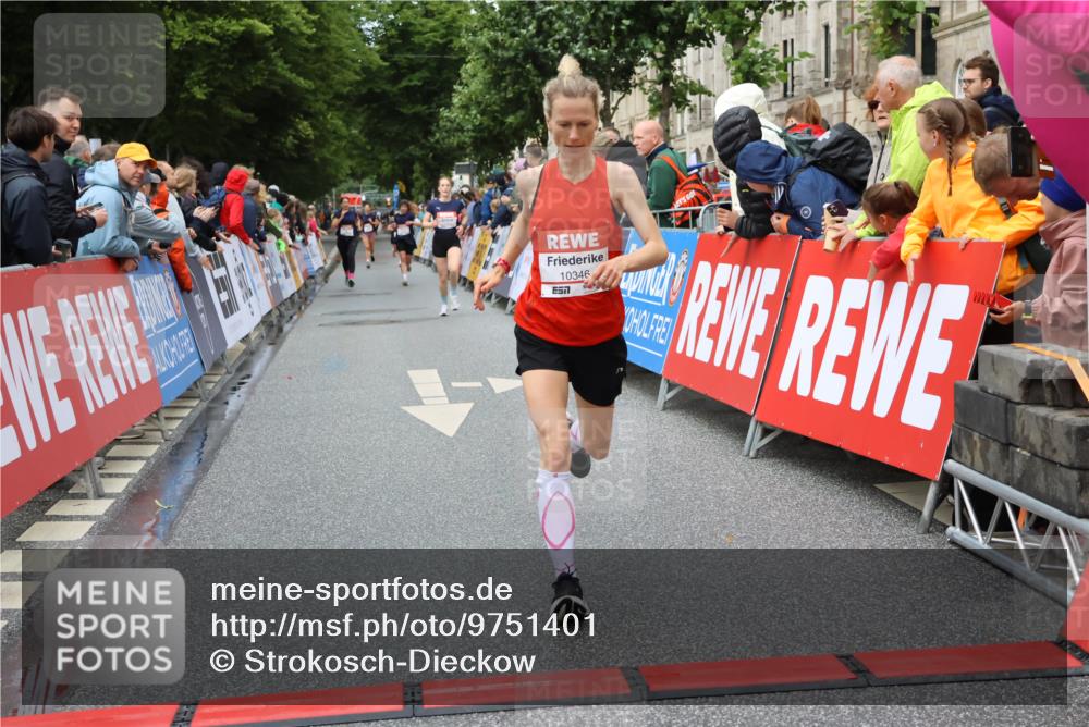 14.06.2026 - REWE Women's Run Strokosch-Dieckow http://msf.ph/oto/9751401 14.06.2026 09:50:20 Ziel 10021, 10214, 10346 meine-sportfotos.de