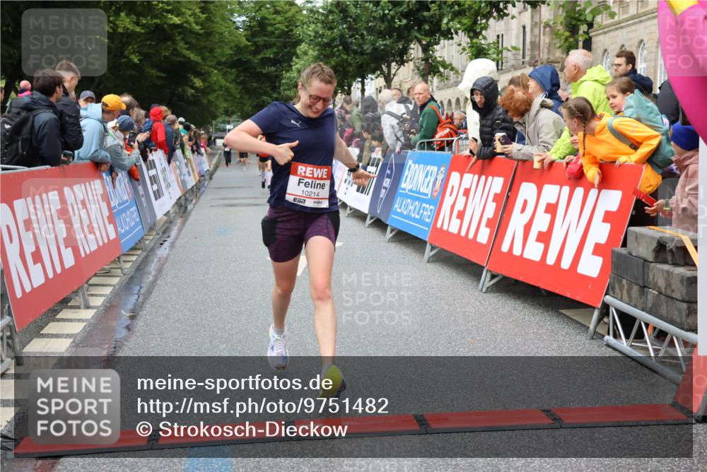 14.06.2026 - REWE Women's Run Strokosch-Dieckow http://msf.ph/oto/9751482 14.06.2026 09:50:14 Ziel 10214, 10691, 10894 meine-sportfotos.de