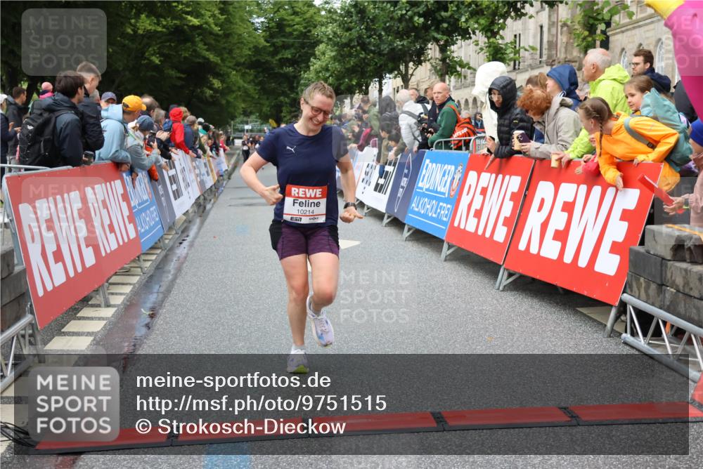 14.06.2026 - REWE Women's Run Strokosch-Dieckow http://msf.ph/oto/9751515 14.06.2026 09:50:14 Ziel 10214, 10691, 10894 meine-sportfotos.de