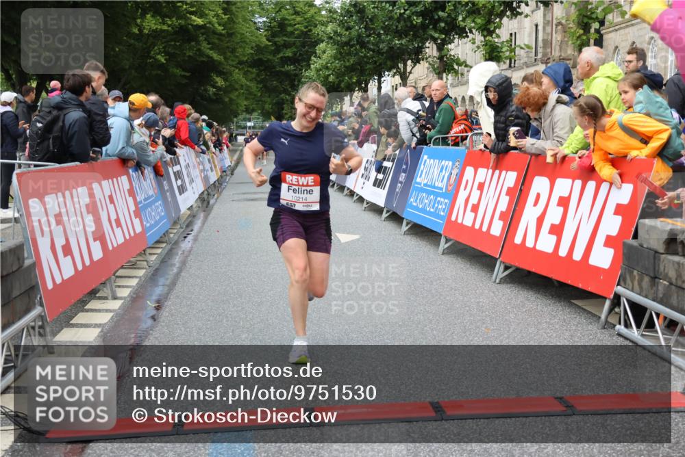 14.06.2026 - REWE Women's Run Strokosch-Dieckow http://msf.ph/oto/9751530 14.06.2026 09:50:14 Ziel 10214, 10691, 10894 meine-sportfotos.de