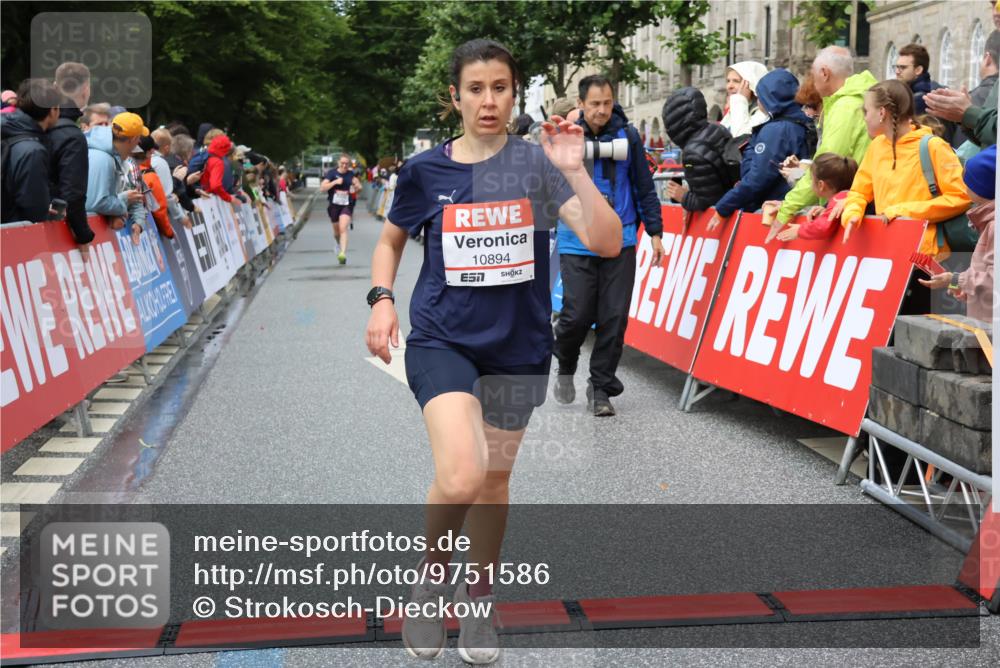 14.06.2026 - REWE Women's Run Strokosch-Dieckow http://msf.ph/oto/9751586 14.06.2026 09:50:09 Ziel 10281, 10322, 10342, 10691, 10894 meine-sportfotos.de