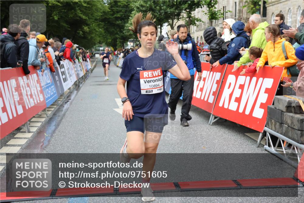 14.06.2026 - REWE Women's Run Strokosch-Dieckow http://msf.ph/oto/9751605 14.06.2026 09:50:09 Ziel 10281, 10322, 10342, 10691, 10894 meine-sportfotos.de
