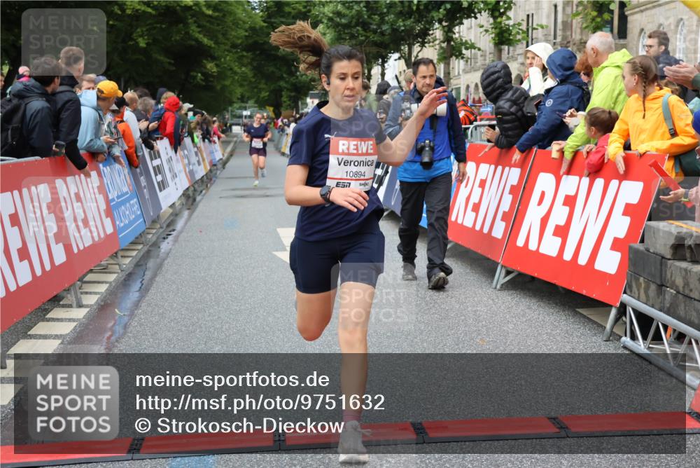 14.06.2026 - REWE Women's Run Strokosch-Dieckow http://msf.ph/oto/9751632 14.06.2026 09:50:09 Ziel 10281, 10322, 10342, 10691, 10894 meine-sportfotos.de