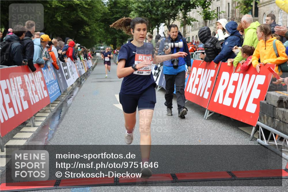 14.06.2026 - REWE Women's Run Strokosch-Dieckow http://msf.ph/oto/9751646 14.06.2026 09:50:09 Ziel 10281, 10322, 10342, 10691, 10894 meine-sportfotos.de