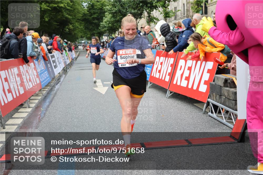 14.06.2026 - REWE Women's Run Strokosch-Dieckow http://msf.ph/oto/9751658 14.06.2026 09:50:06 Ziel 10281, 10322, 10342, 10691, 10738, 10894 meine-sportfotos.de