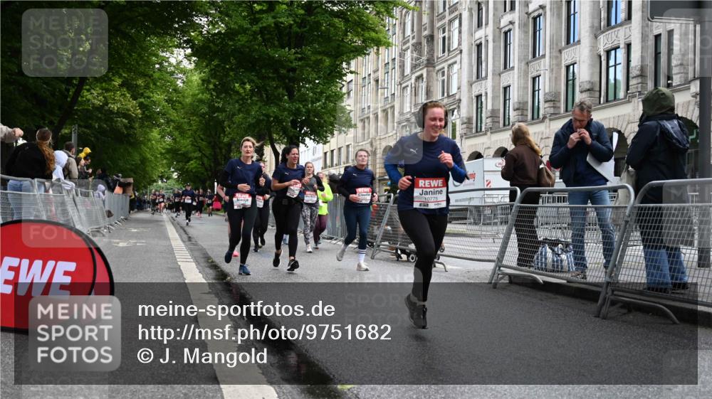 14.06.2026 - REWE Women's Run J. Mangold http://msf.ph/oto/9751682 14.06.2026 10:05:18 Ziel 10057, 10059, 10076, 10271, 10309, 10348, 10493, 10494, 10497, 10579, 10669, 10775, 10959, 10980, 11357, 11478 meine-sportfotos.de