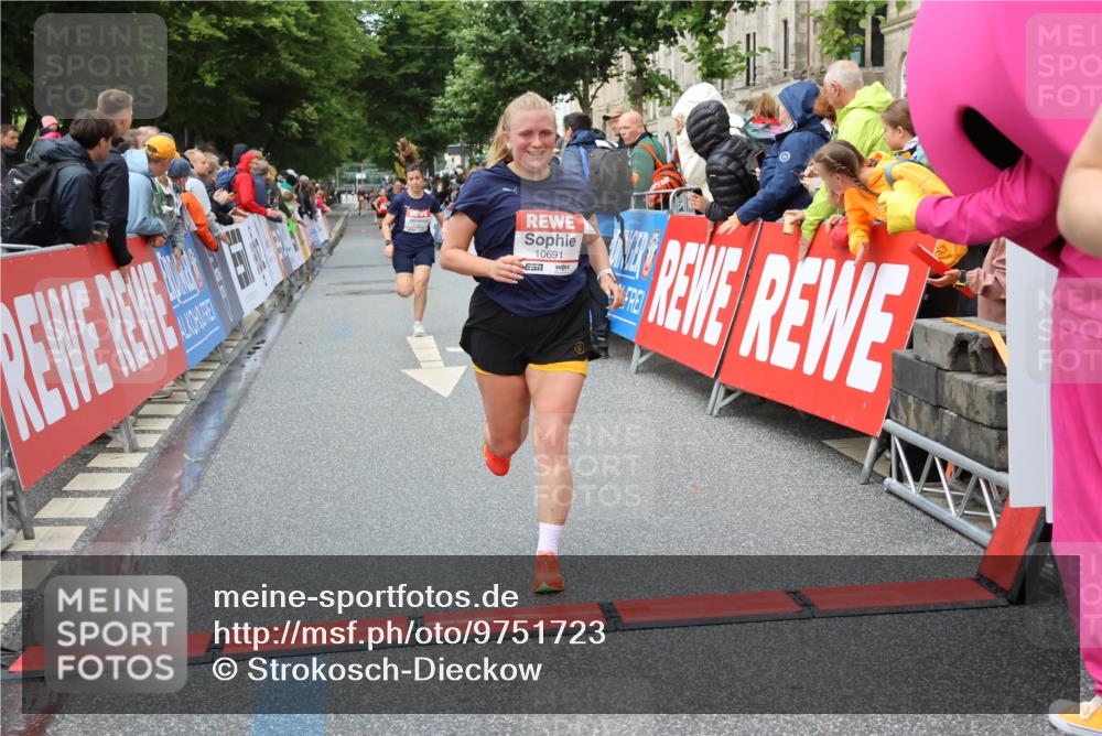 14.06.2026 - REWE Women's Run Strokosch-Dieckow http://msf.ph/oto/9751723 14.06.2026 09:50:06 Ziel 10281, 10322, 10342, 10691, 10738, 10894 meine-sportfotos.de