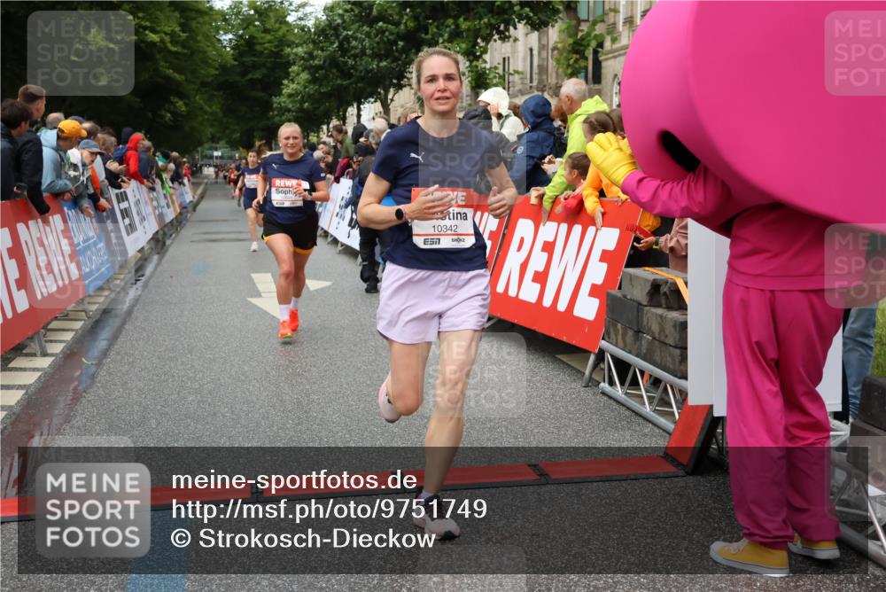 14.06.2026 - REWE Women's Run Strokosch-Dieckow http://msf.ph/oto/9751749 14.06.2026 09:50:05 Ziel 10281, 10322, 10342, 10691, 10738, 10885, 10894 meine-sportfotos.de