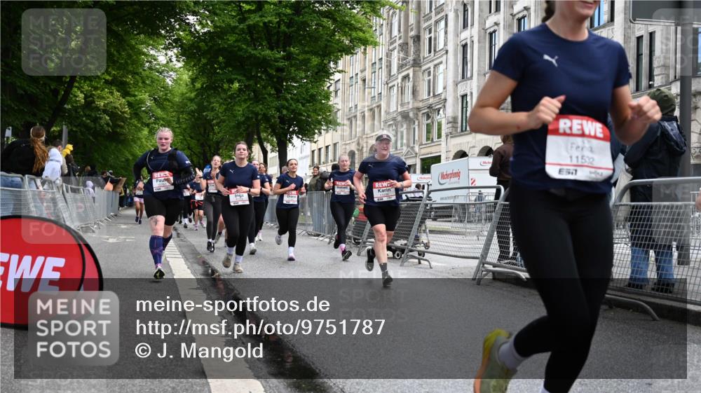 14.06.2026 - REWE Women's Run J. Mangold http://msf.ph/oto/9751787 14.06.2026 10:05:32 Ziel 10048, 10050, 10199, 10332, 10477, 10624, 10694, 10705, 10726, 10761, 10799, 10910, 11034, 11036, 11181, 11316, 11356, 11363, 11532 meine-sportfotos.de