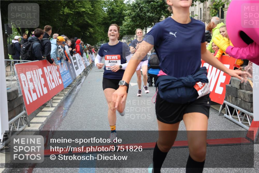 14.06.2026 - REWE Women's Run Strokosch-Dieckow http://msf.ph/oto/9751826 14.06.2026 09:50:03 Ziel 10281, 10322, 10342, 10691, 10738, 10885 meine-sportfotos.de