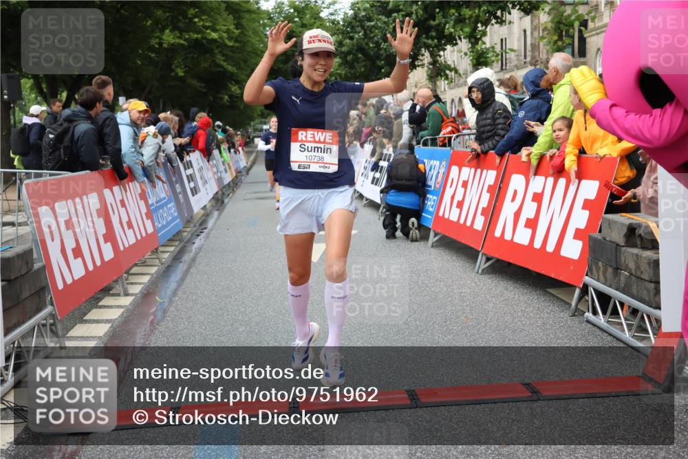 14.06.2026 - REWE Women's Run Strokosch-Dieckow http://msf.ph/oto/9751962 14.06.2026 09:49:59 Ziel 10281, 10322, 10738, 10885, 11408 meine-sportfotos.de