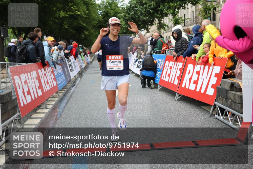 14.06.2026 - REWE Women's Run Strokosch-Dieckow http://msf.ph/oto/9751974 14.06.2026 09:49:59 Ziel 10281, 10322, 10738, 10885, 11408 meine-sportfotos.de