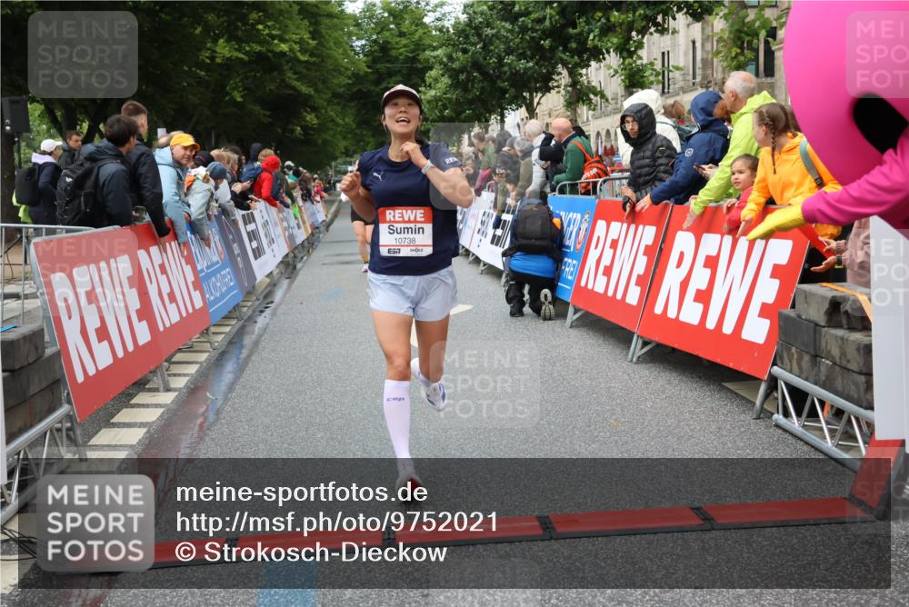 14.06.2026 - REWE Women's Run Strokosch-Dieckow http://msf.ph/oto/9752021 14.06.2026 09:49:59 Ziel 10281, 10322, 10738, 10885, 11408 meine-sportfotos.de