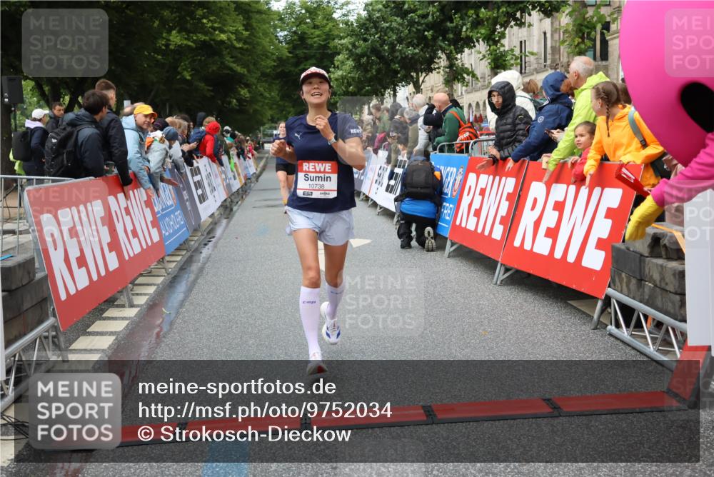 14.06.2026 - REWE Women's Run Strokosch-Dieckow http://msf.ph/oto/9752034 14.06.2026 09:49:59 Ziel 10281, 10322, 10738, 10885, 11408 meine-sportfotos.de