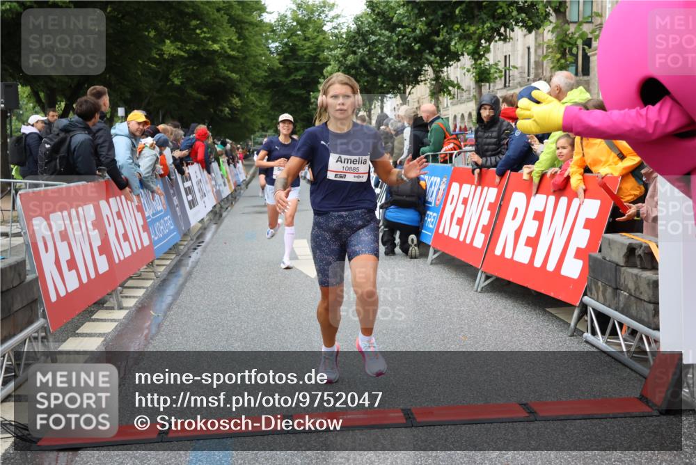 14.06.2026 - REWE Women's Run Strokosch-Dieckow http://msf.ph/oto/9752047 14.06.2026 09:49:58 Ziel 10322, 10738, 10885, 11408 meine-sportfotos.de