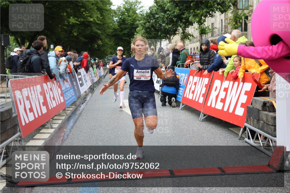 14.06.2026 - REWE Women's Run Strokosch-Dieckow http://msf.ph/oto/9752062 14.06.2026 09:49:57 Ziel 10738, 10885, 11408 meine-sportfotos.de