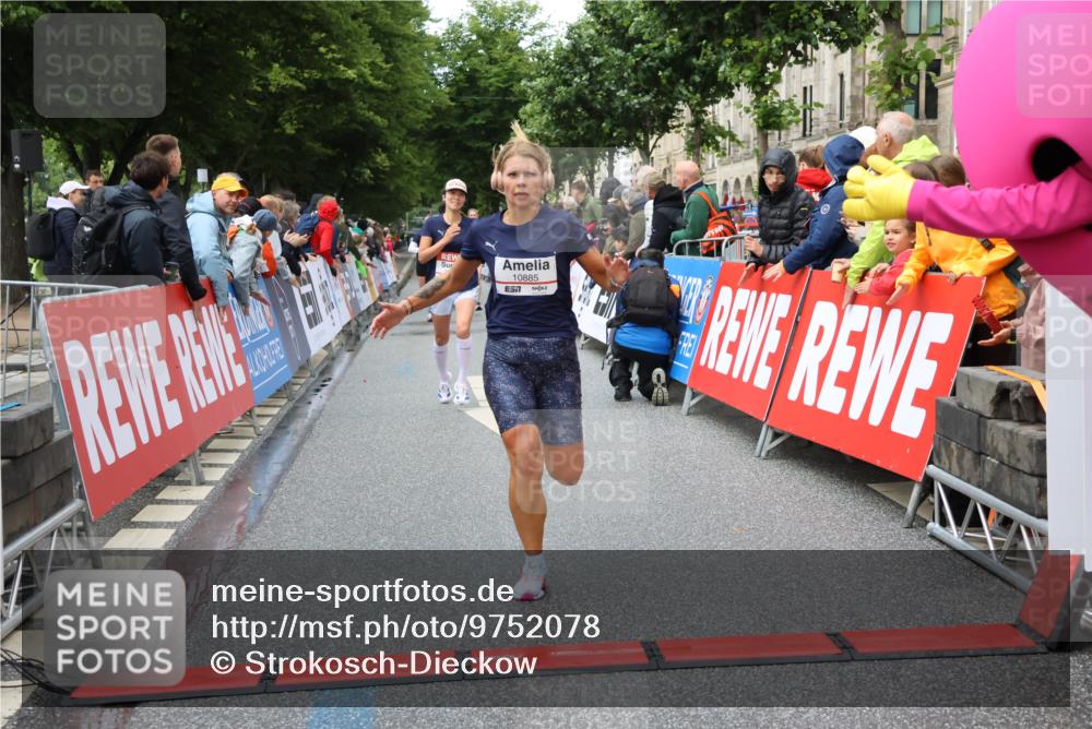 14.06.2026 - REWE Women's Run Strokosch-Dieckow http://msf.ph/oto/9752078 14.06.2026 09:49:57 Ziel 10738, 10885, 11408 meine-sportfotos.de