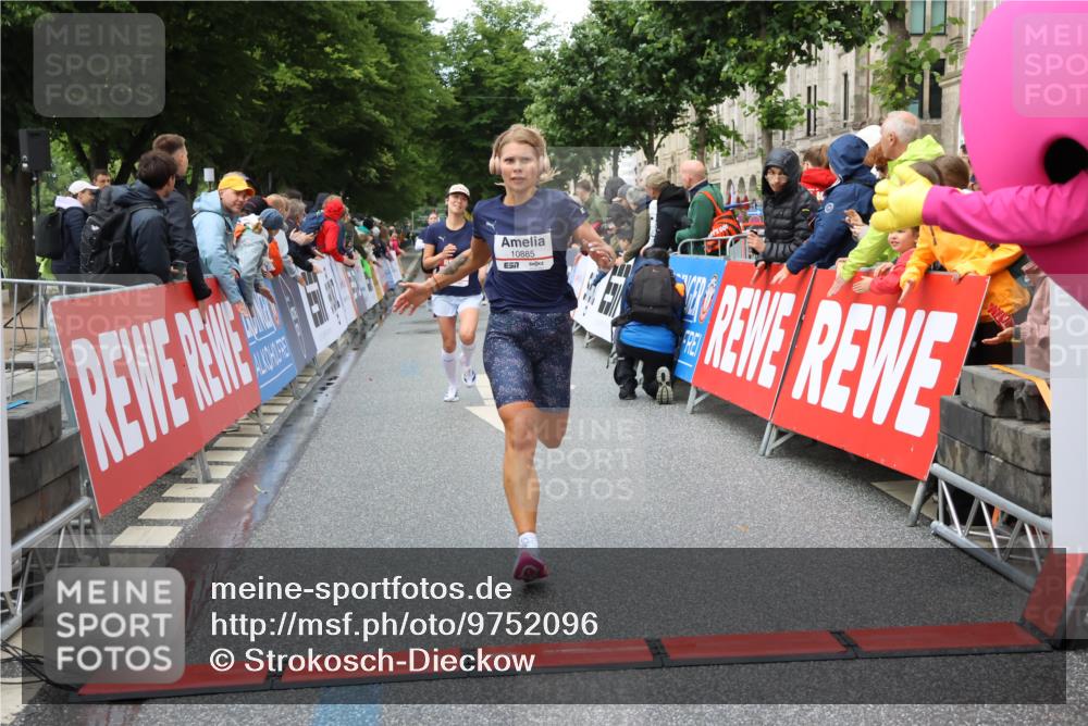 14.06.2026 - REWE Women's Run Strokosch-Dieckow http://msf.ph/oto/9752096 14.06.2026 09:49:57 Ziel 10738, 10885, 11408 meine-sportfotos.de