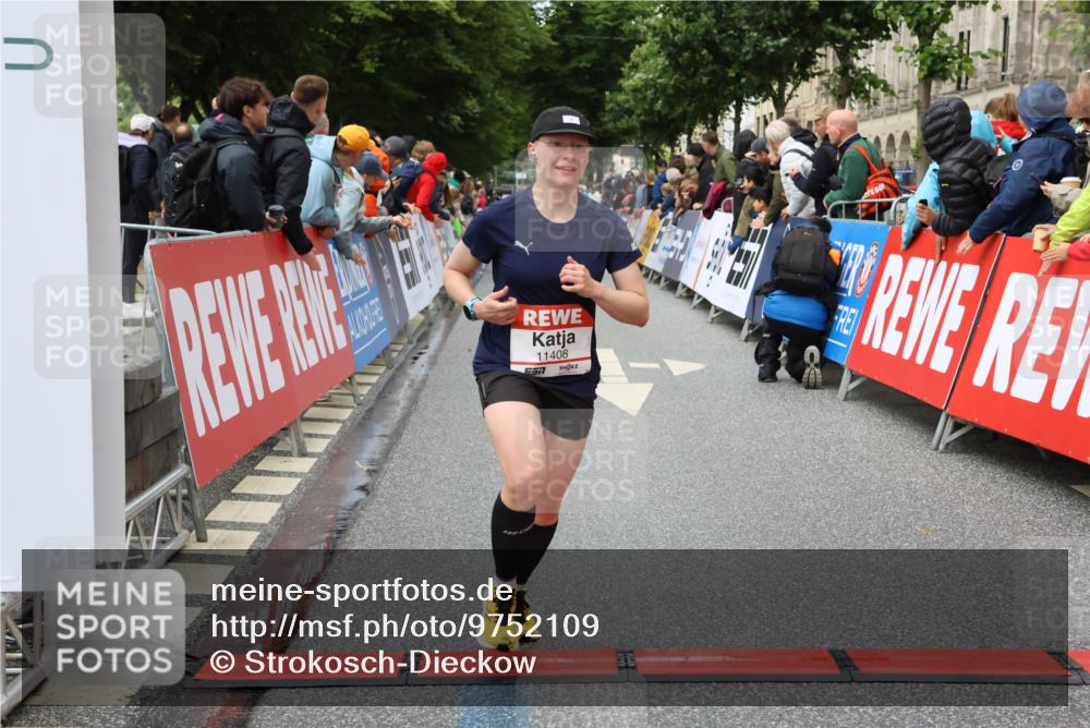 14.06.2026 - REWE Women's Run Strokosch-Dieckow http://msf.ph/oto/9752109 14.06.2026 09:49:51 Ziel 10102, 11287, 11408 meine-sportfotos.de