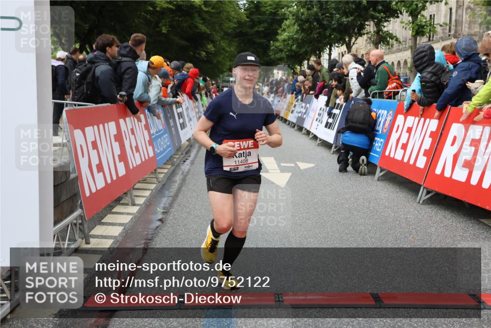 14.06.2026 - REWE Women's Run Strokosch-Dieckow http://msf.ph/oto/9752122 14.06.2026 09:49:51 Ziel 10102, 11287, 11408 meine-sportfotos.de