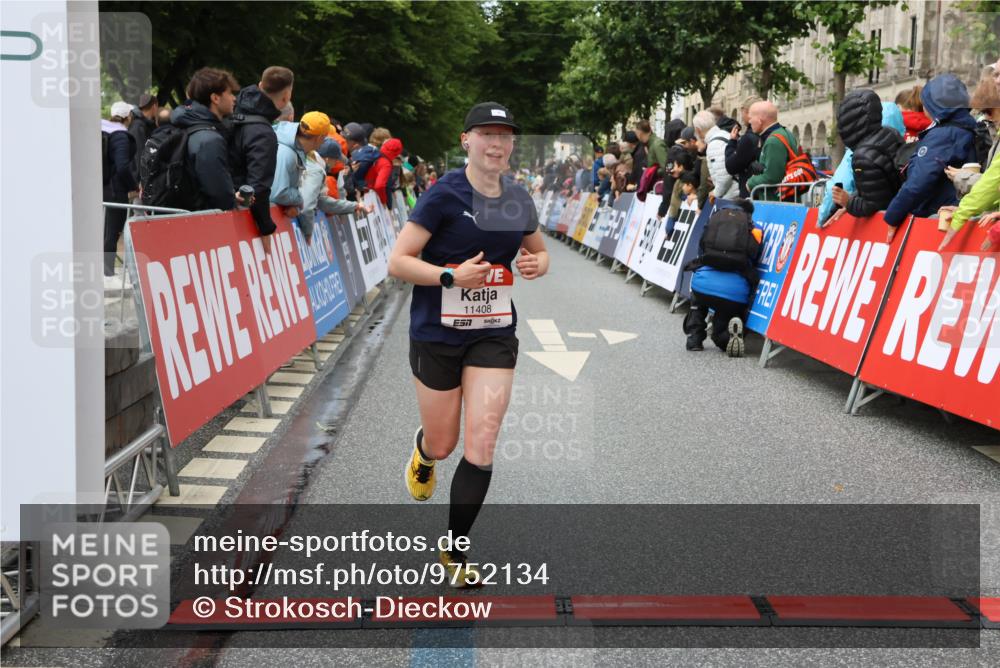 14.06.2026 - REWE Women's Run Strokosch-Dieckow http://msf.ph/oto/9752134 14.06.2026 09:49:51 Ziel 10102, 11287, 11408 meine-sportfotos.de